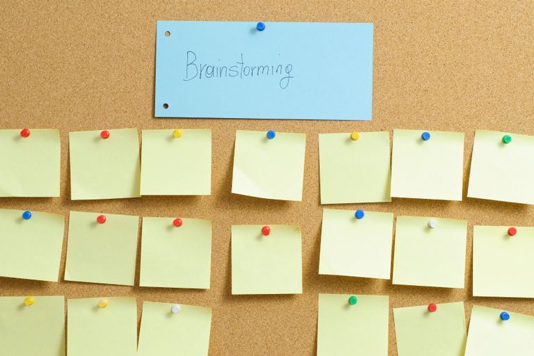 Klebezettel an Pinnwand mit der Überschrift "Brainstorming"